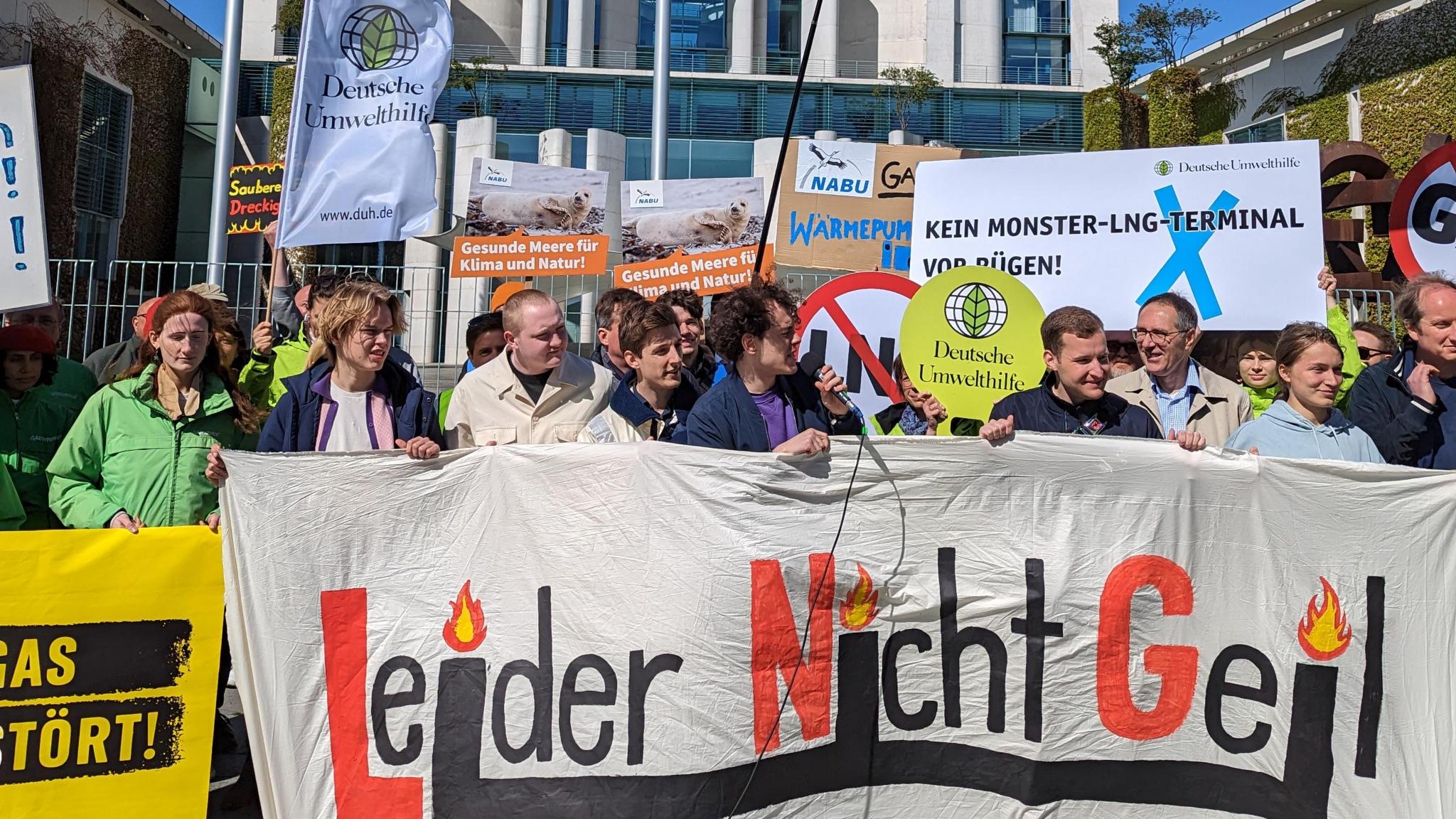 Kundegebung vor dem Bundeskanzleramt von mehreren Organisationen wie Fridays For Future, Deutsche Umwelthilfe, NABU und Greenpeace. Auf dem Banner steht “Leider nicht Geil”